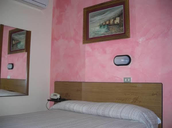 Hotel Cristal Bari Esterno foto
